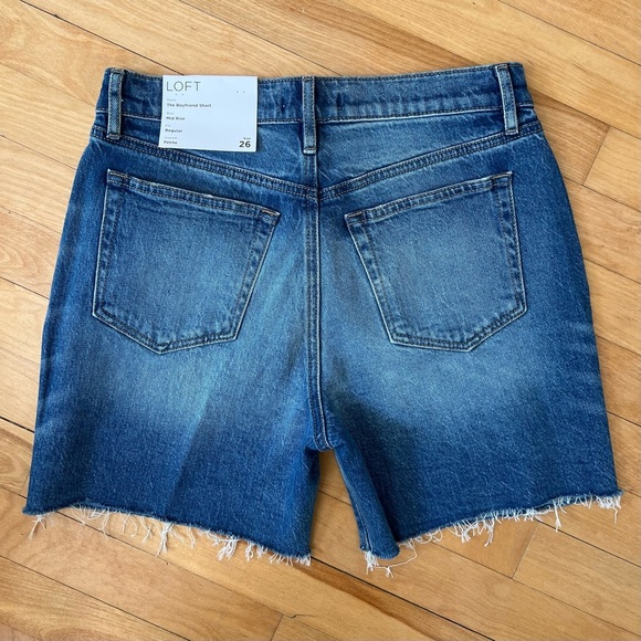 NWT Loft Mid Rise Denim Boyfriend Short - 26P - Picture 2 of 3